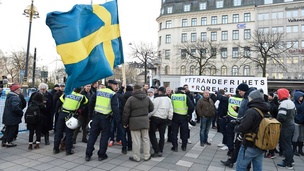 På lördagen demonstrerade rörelsen ”Folkets Demonstration” på Norrmalmstorg i Stockholm. På plats fanns även motdemonstranter som visade sitt ogillande.