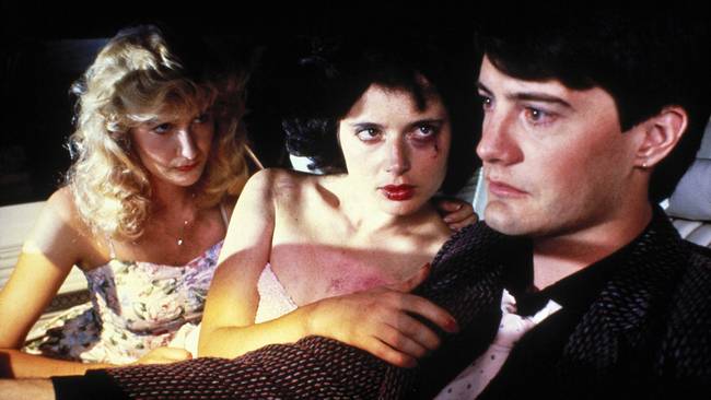 Sandy Williams (Laura Dern), Dorothy Vallens (Isabella Rossellini) och Jeffrey Beaumont (Kyle MacLachlan) i filmen "Blue Velvet" från 1986.