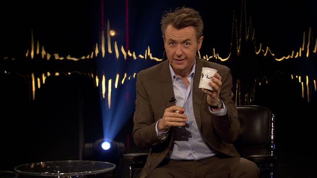 Programledaren Fredrik Skavlan med sin kaffemugg.