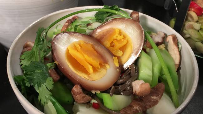 Kycklingbuljong med nudlar och pekingägg