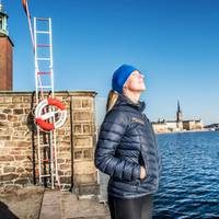 Kvinna som njuter av vårsolen