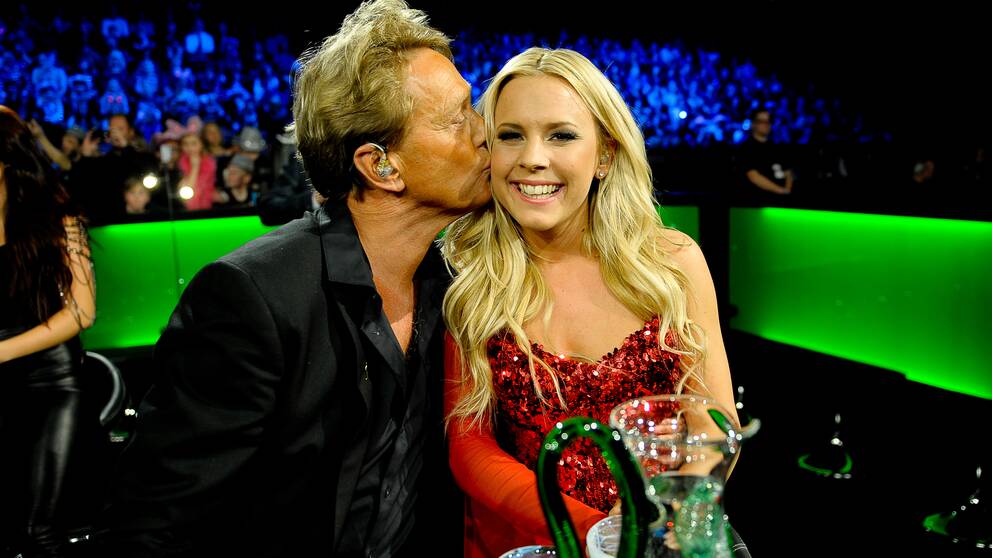 Foto: Olle Kirchmeier/SVT Bild på Björn Ranelid, som pussade sin sångerska Sara Li i Leksands efter framförandet av Mirakel i Melodifestivalen 2012.