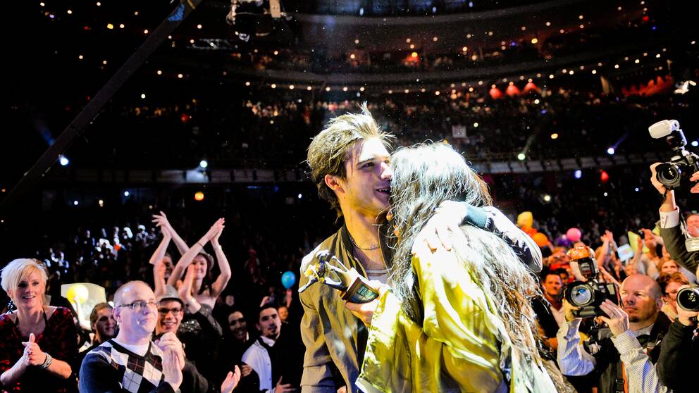 Foto: Olle Kirchmeier/SVT Bild på Loreen, som just vunnit Melodifestivalen 2012 med Euphoria och får en kram av fjolårsmästaren Eric Saade under finalsändningen.