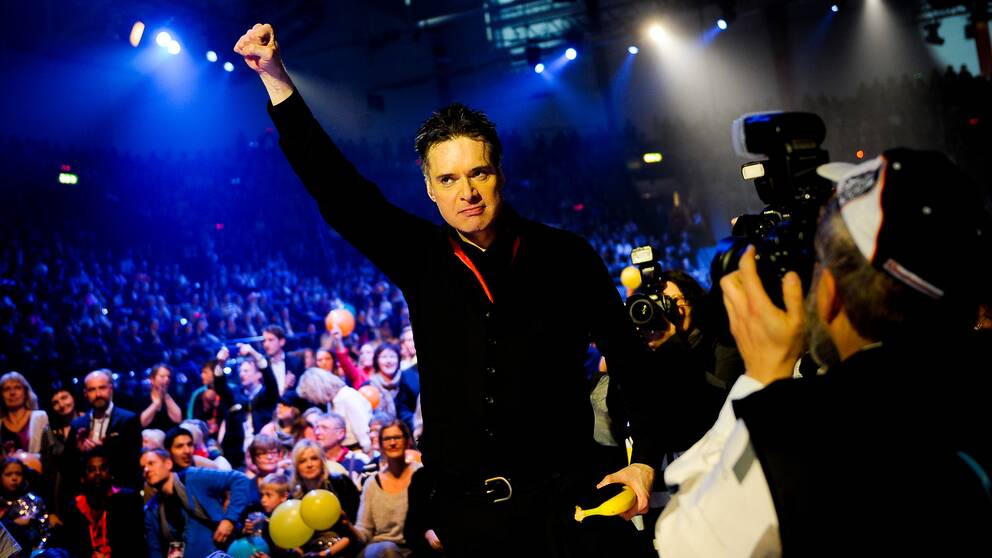 Foto: Olle Kirchmeier/SVT Bild på Thorsten Flinck, som jublade över finalplatsen under Andra chansen i Melodifestivalen 2012.