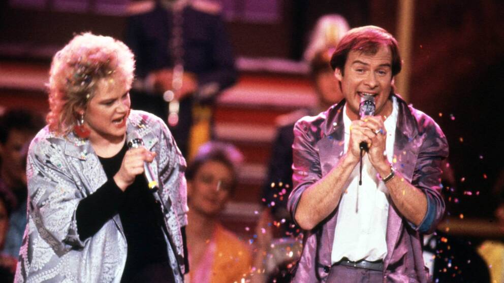 Foto: Jan Collsiöö/Scanpix Lasse Holm och Monica Törnell med vinnarlåten "É dé det här du kallar kärlek?" i Melodifestivalen 1986.
