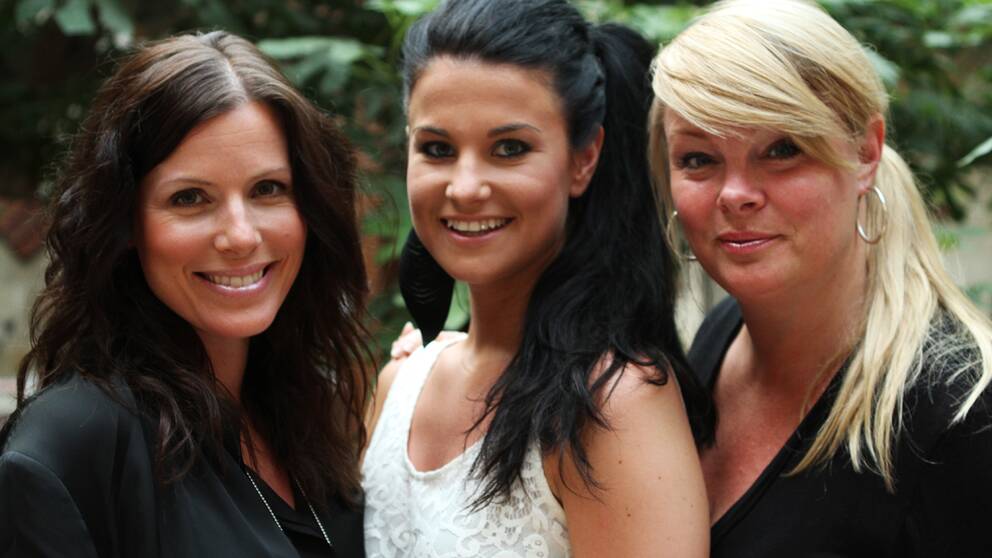 Foto: Pär Källman/SVT Bild på Monica Starck, Johanna Beijbom och Britta Bergström som utgör körtrion som backar upp Loreen på scen.