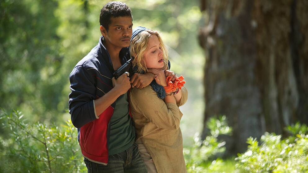 Foto: Fremantle Florence Holland (Kimberley Nixon) och en av hennes kidnappare Anwar Razdan (Madhur Mittal).