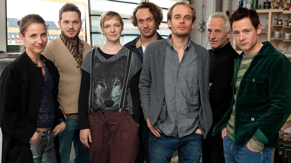 Foto: Rolf Konow The Warehouse är kollektivet och den kreativa cirkeln runt legendariske gatukonstnären Arturo.
Från vänster: Tuva Novotny (Sverige), Teun Luijkx (Nederländerna), Viktoria Winge (Norge), Elmer Bäck (Finland), Thomas Ryckewaert (Belgien), Johan Leysen (Belgien), Paw Hendriksony (Danmark).