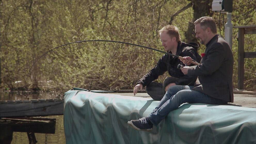 Foto: SVT Mathias Andersson och Markus Lundgren undersöker fiskelinor.