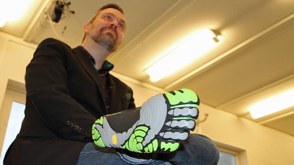 Foto: SVT Mathias Andersson sitter med en barfotasko på foten.