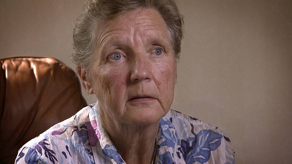 Foto: SVT Ingrid som fått delar av innertaket nedrasat i sin lägenhet.