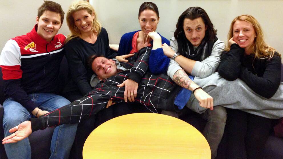 Foto: Frida Stålnacke/SVT Huskör och husdansare i Melodifestivalen 2013. Från vänster: Martin Redhe Nord, Jessica Klingberg, Eva Kavenstrand, Daniel Gill, Anna Nilsson. Liggande: Thomas Benstem.