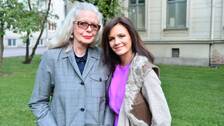 Foto: Carl-Johan Söder/SVT Konstnären Marianne Lindberg De Geer med Lena Philipsson i Köping.