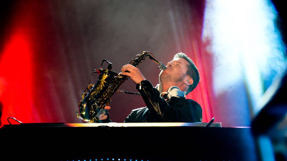 Foto: Olle Kirchmeier/SVT Michael Feiner spelar saxofon.