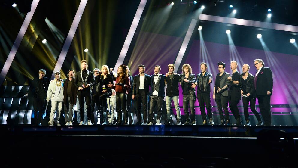 Foto: Olle Kirchmeier/SVT Artisterna i finalen av Melodifestivalen 2013 poserar på scenen.