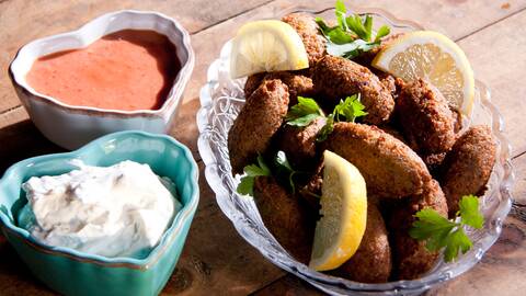 Falafel på gula ärtor med två såser