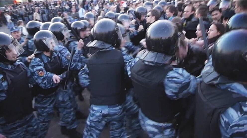 Foto: SVT Poliser ingriper mot demonstranter i Moskva i maj 2012
