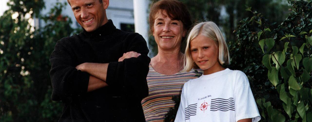 Foto: Alexander Crispin/SVT Johan Steen (Samuel Fröler), syster Berit (Helena Brodin), Wilma Steen (Ebba Hultkvist).