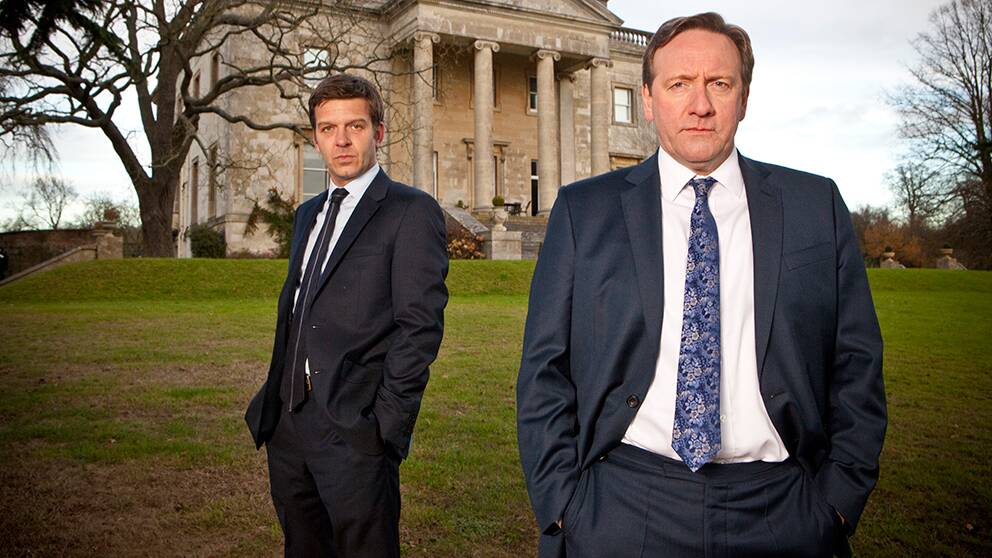 Foto: Mark Bourdillon/all3media Assistenten Ben Jones (Jason Hughes) och John Barnaby (Neil Dudgeon) i Morden i Midsomer.