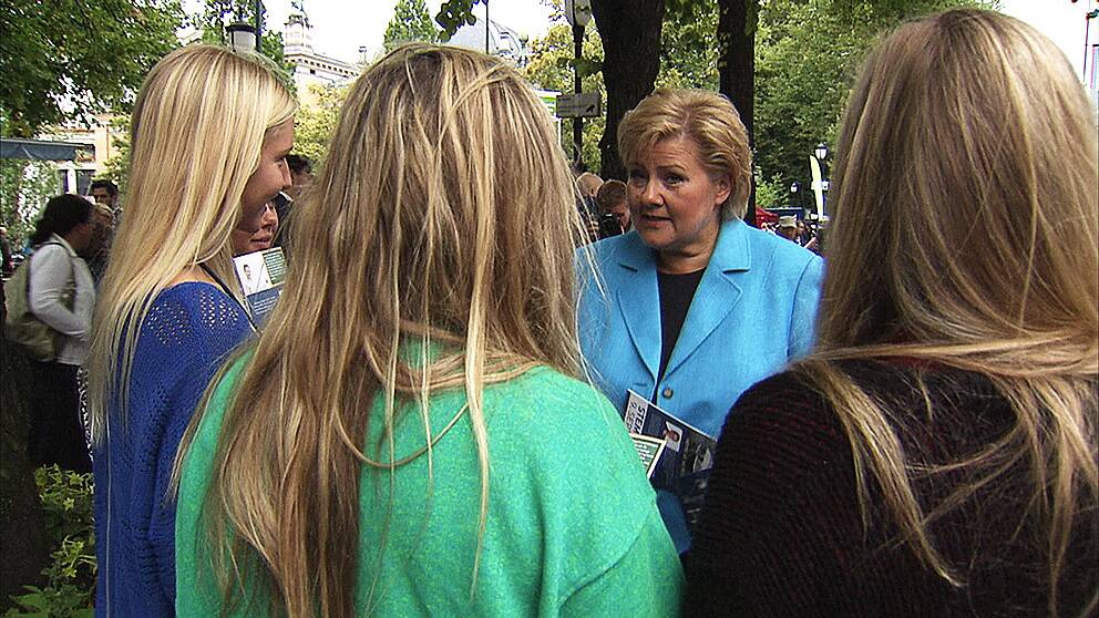 Foto: SVT Høyres Erna Solberg pratar med väljare i Oslo under valrörelsens slutspurt.