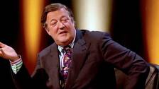 Foto: SVT QI-mästaren Stephen Fry ger Johan Wester tips inför premiären av Intresseklubben