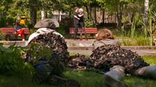 Foto: SVT Niklas Källner och Karin Winther är mitt i naturen.