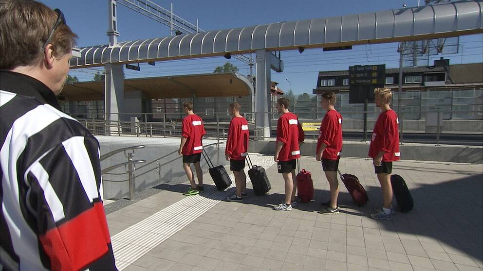 Foto: SVT killar drar väskor mot trappa