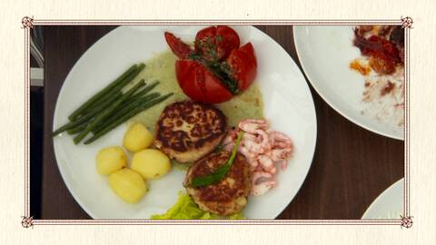 Gullans fiskbullar med gräslökssås, gröna bönor och romansallad.