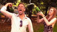 Foto: SVT Niklas Källner och Karin Winther vaskar champagne.