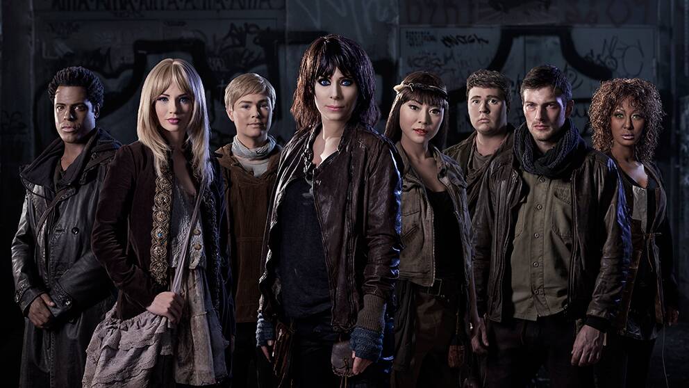 Foto: Johan Paulin/SVT De vilda: Fred (David Lenneman), Flash (Josephine Alhanko),Gordon (André Sjöberg), Niska (Eva Röse), Mimi (Lisette Pagler), Max (Christopher Wagelin), Leo (Andreas Wilson) och Marilyn (Saunet Sparell).