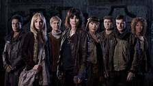 Foto: Johan Paulin/SVT De vilda: Fred (David Lenneman), Flash (Josephine Alhanko),Gordon (André Sjöberg), Niska (Eva Röse), Mimi (Lisette Pagler), Max (Christopher Wagelin), Leo (Andreas Wilson) och Marilyn (Saunet Sparell).