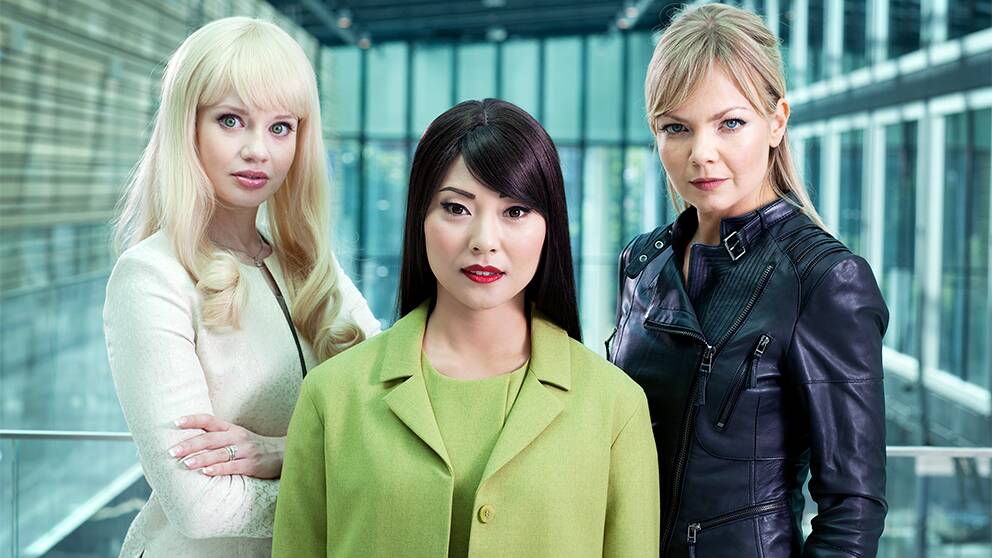 Foto: Johan Paulin/SVT Florentine (Josephine Alhanko), Mimi (Lisette Pagler) och Bea (Marie Robertson) i serien Äkta människor.