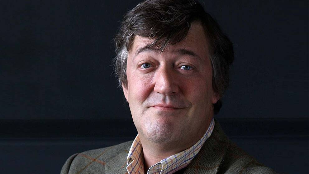 Foto: © Maverick Television Stephen Fry tittar in i kameran och ler
