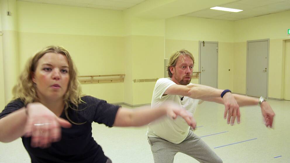 Foto: SVT Peter Settman lär sig dansa som Backstreet Boys.