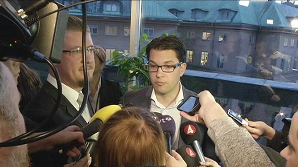 Foto: SVT SD-ledaren Jimmie Åkesson omgiven av journalister.