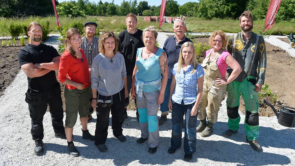 Foto: Carl-Johan Söder/SVT De tävlande i Trädgårdskampen är fr.v. Dick Oscarsson, Jessica Lyon, Johan Karlström Andebratt, Eva Enberg Isaksson, Tony Johansson, "Inka" Ingmarie Johansson, Bertil Burström, Magdalen Alatalo, Marielle Skipper och Peter Bengtsson.
