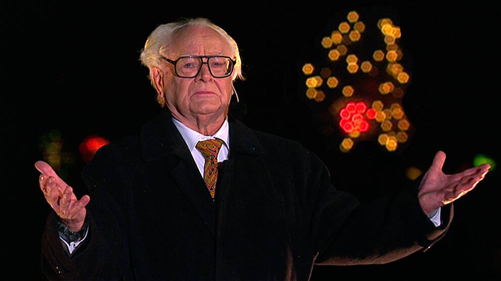 Foto: SVT Jan Malmsjö läser Alfred Tennysons "Nyårsklockan" på Sollidenscenen på Skansen vid tolvslaget.