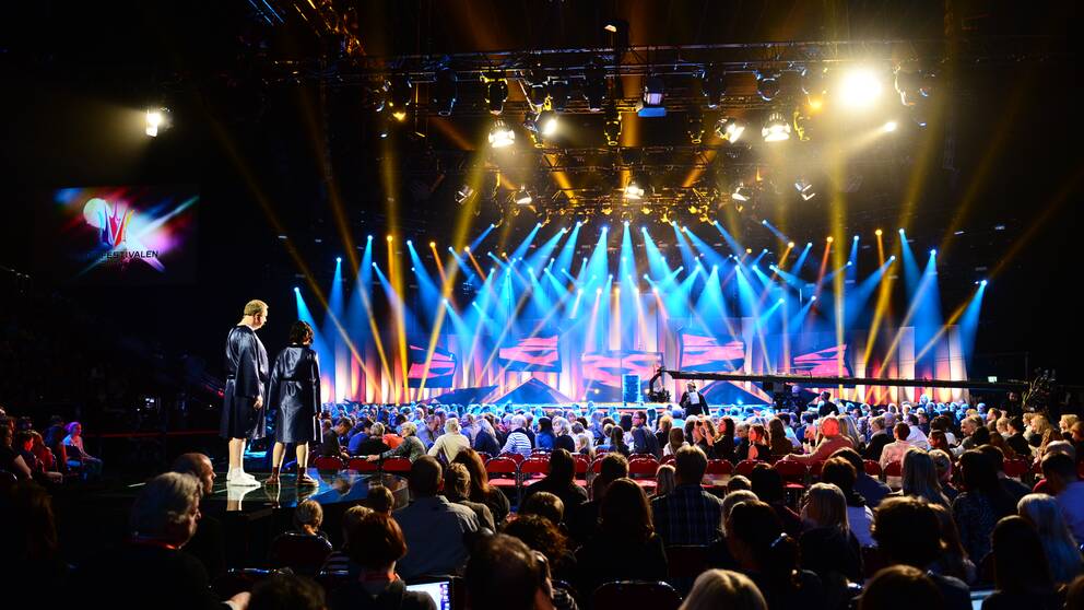 Foto: Olle Kirchmeier/SVT Anders och Nour på scen.