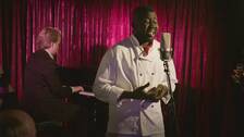 Foto: NRK / SVT. Balotelli sjunger på Franks klubb Flamingo.