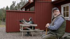 Foto: SVT Lotta Lundgren skjuter upp, Leif GW Persson tittar på.