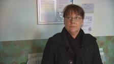 Annika Blomqvist är granne till en lägenhet som vandaliserats flera gånger. Där bodde det förut en man med högerextrema kopplingar.