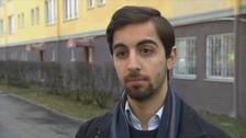 19-årige Rebaz Sanar är ordförande för Moderata ungdomsförbundet i Eskilstuna. Han bär överfallslarm sedan han attackerats och hotats av en av de ledande i Revolutionära Fronten.