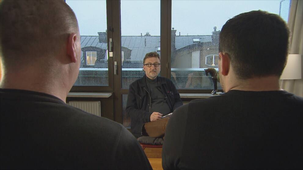 Foto: Mats Kjellgren / SVT Janne Josefsson träffar de två slovakiska gästarbetare som överfölls och misshandlades av vänsteraktivister. De är fortfarande skakade av vad som hände och vågar inte visa sina ansikten.
