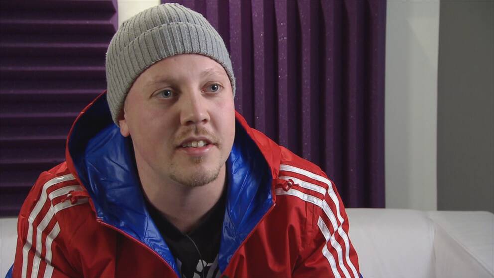 Foto: Mats Kjellgren / SVT Hiphipgruppen Kartellens frontman, Sebbe Staxx försvarar vänstervåldet. – Om du är en nazist du får fucking vara beredd på att det finns antinazister och att det kommer att bli blodigt. Det är så det fungerar, det är så det är, säger han.