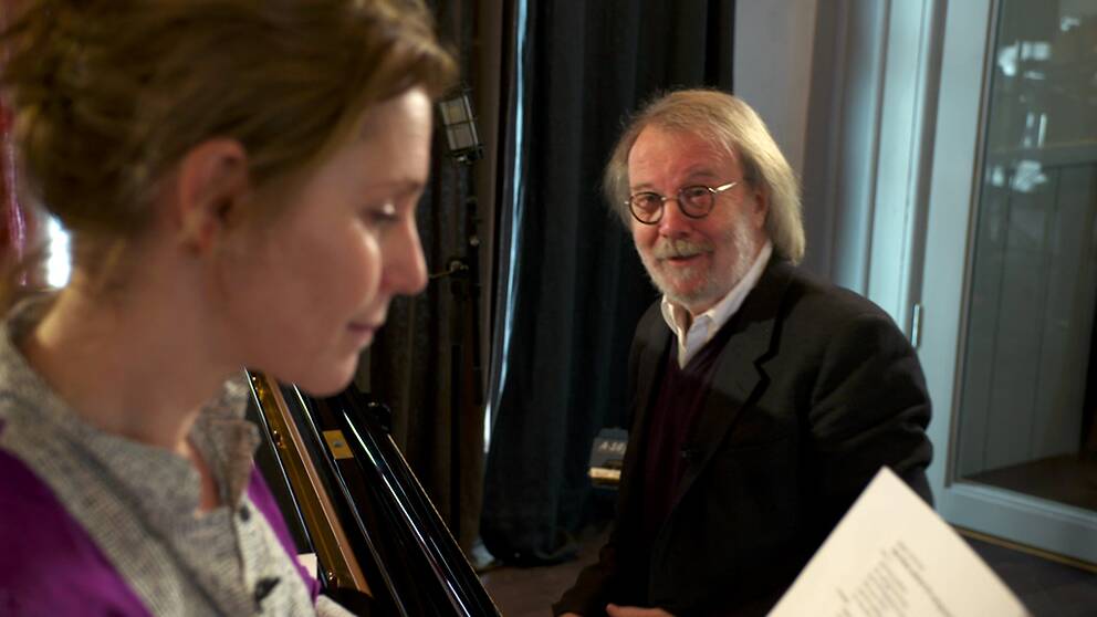 Foto: SVT Benny Andersson och Helen Sjöholm vid flygeln.