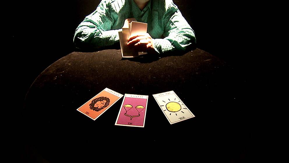 Foto: SVT Sierska med tarotkort på bord.