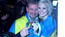 Bronsskålen mellan Sanna Nielsen och Christer Björkman strax efter Sveriges tredjeplats i Eurovision Song Contest 2014.
