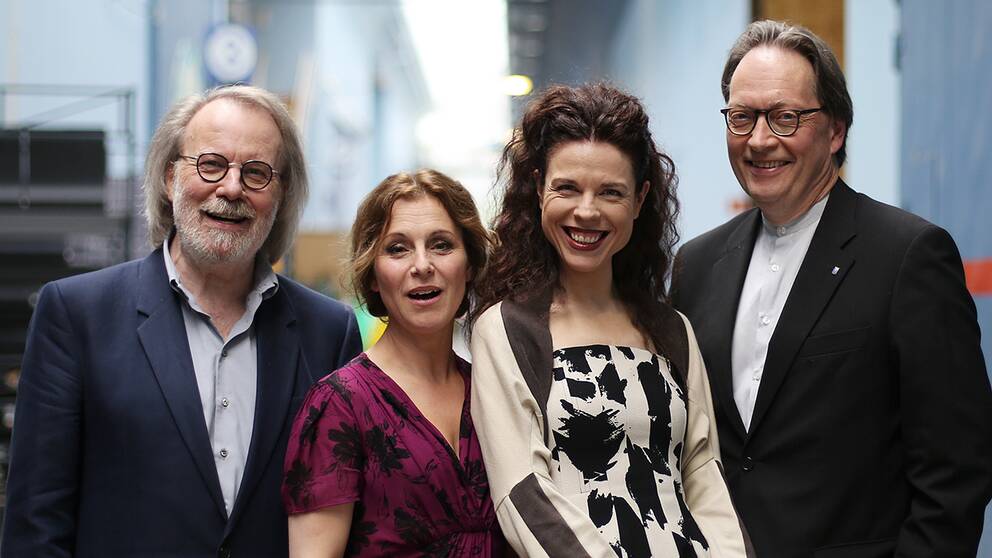 Foto: Johanna Arnström/SVT Jessika Gedin med Benny Andersson, Helen Sjöholm och Horace Engdahl.