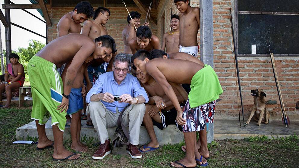 Foto: BBC Barn från Yanomami stammen tittar på Michael Palins semester bilder.