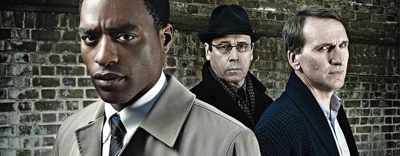 Foto: John Wright Från vänster kriminalkommissarie Jonah Gabriel, James Gatehouse och Jospeh Bede.